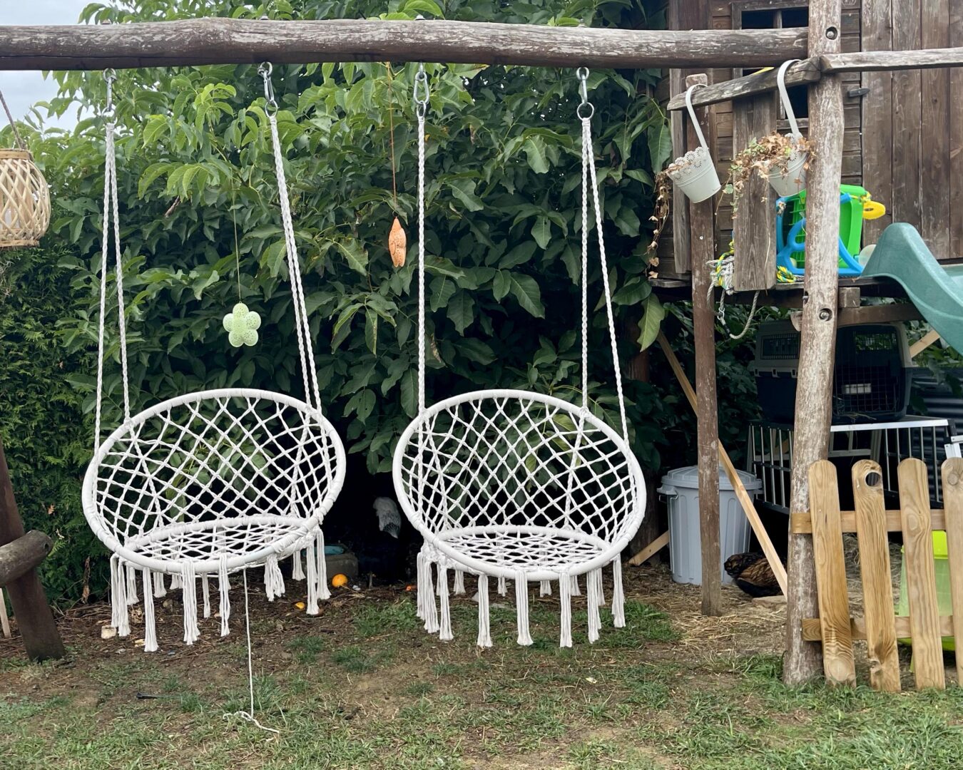 Korbschaukeln, Spielturm mir Rutsche und darunter der Hühnerstall.
